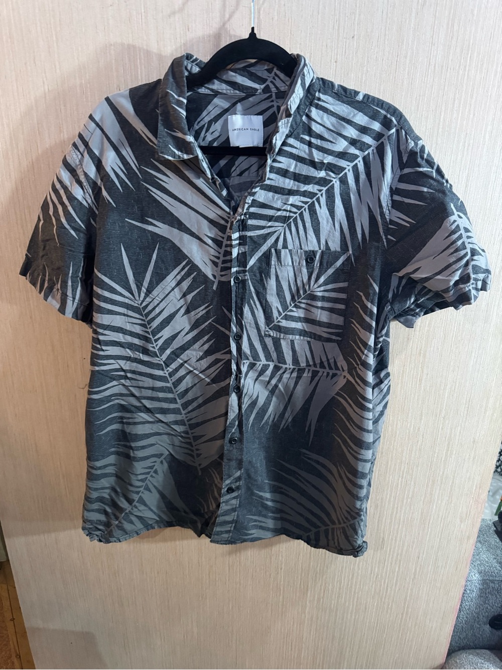 American Eagle Outfitters Gray Palm-Print Short Sleeve Button-Down Shirt Size XL